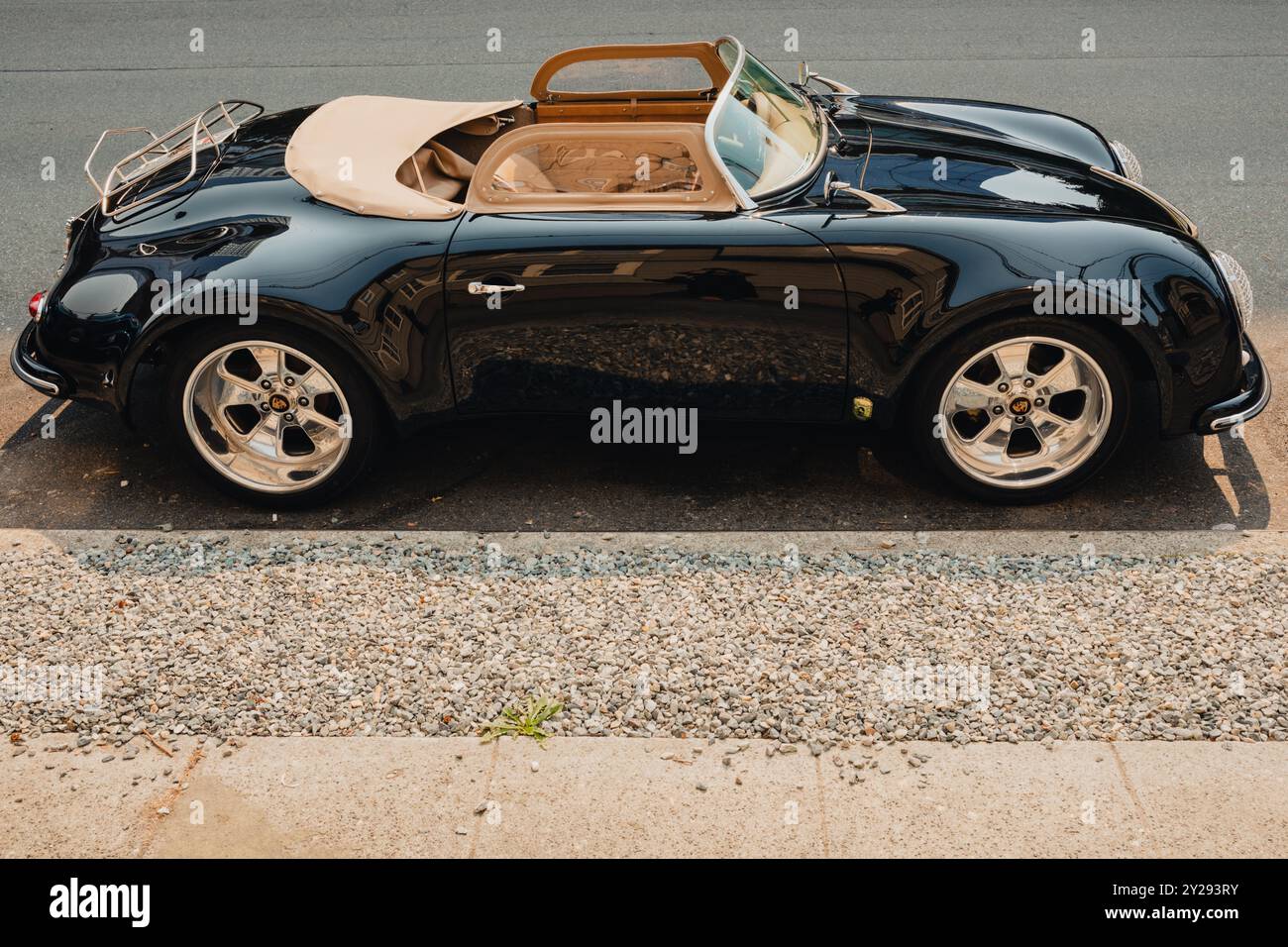 Vista profilo della Porsche Convertible nera d'epoca parcheggiata Foto Stock