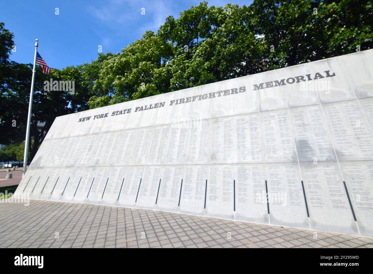 Il New York State Fallen Firefighters Memorial nel 2024. Il memoriale è stato dedicato nel 1998 e si trova presso l'Empire State Plaza ad Albany, NY. Foto Stock