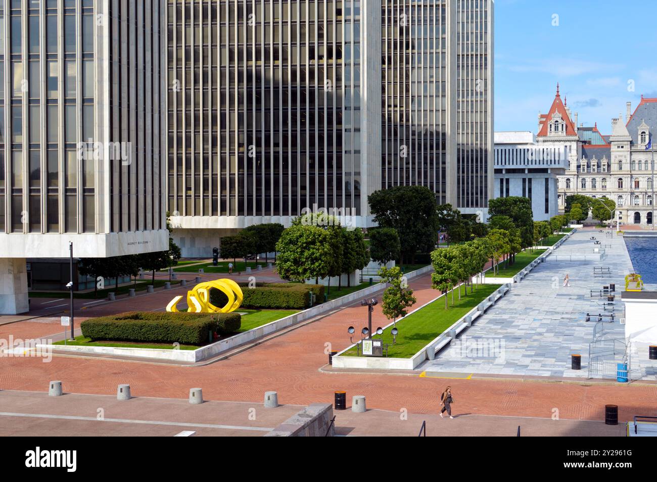 Spazi aperti pubblici e torri per uffici all'Empire State Plaza, un complesso governativo statale nella capitale di New York, Albany Foto Stock