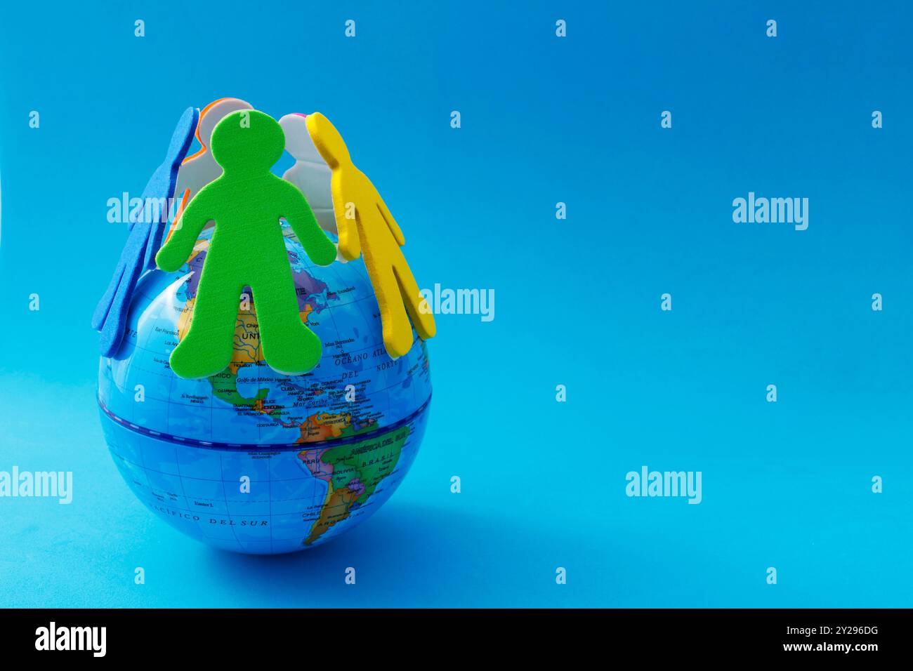 Sagome di persone che circondano il mondo formando un cerchio protettivo Foto Stock