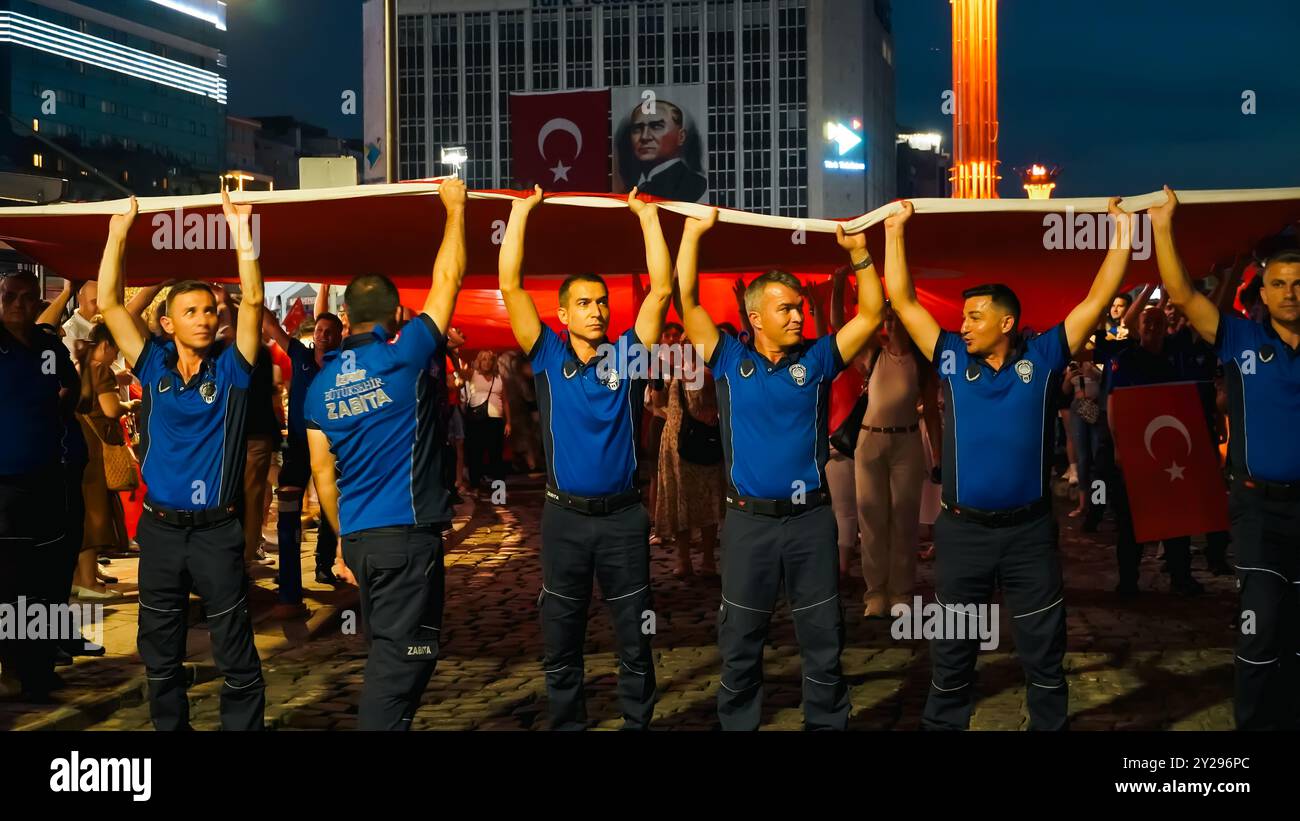 Izmir, Turchia. 9 settembre 2024. L'anniversario della liberazione di Smirne del 9 settembre, una data importante nella guerra d'indipendenza turca. Nell'evento in cui è stato celebrato il 102° anniversario della liberazione di Izmir dall'occupazione nemica, una gigantesca bandiera turca di 350 metri è stata portata dalle persone che partecipano alla processione delle fiaccolate. Crediti: İdil Toffolo/Alamy Live News Foto Stock