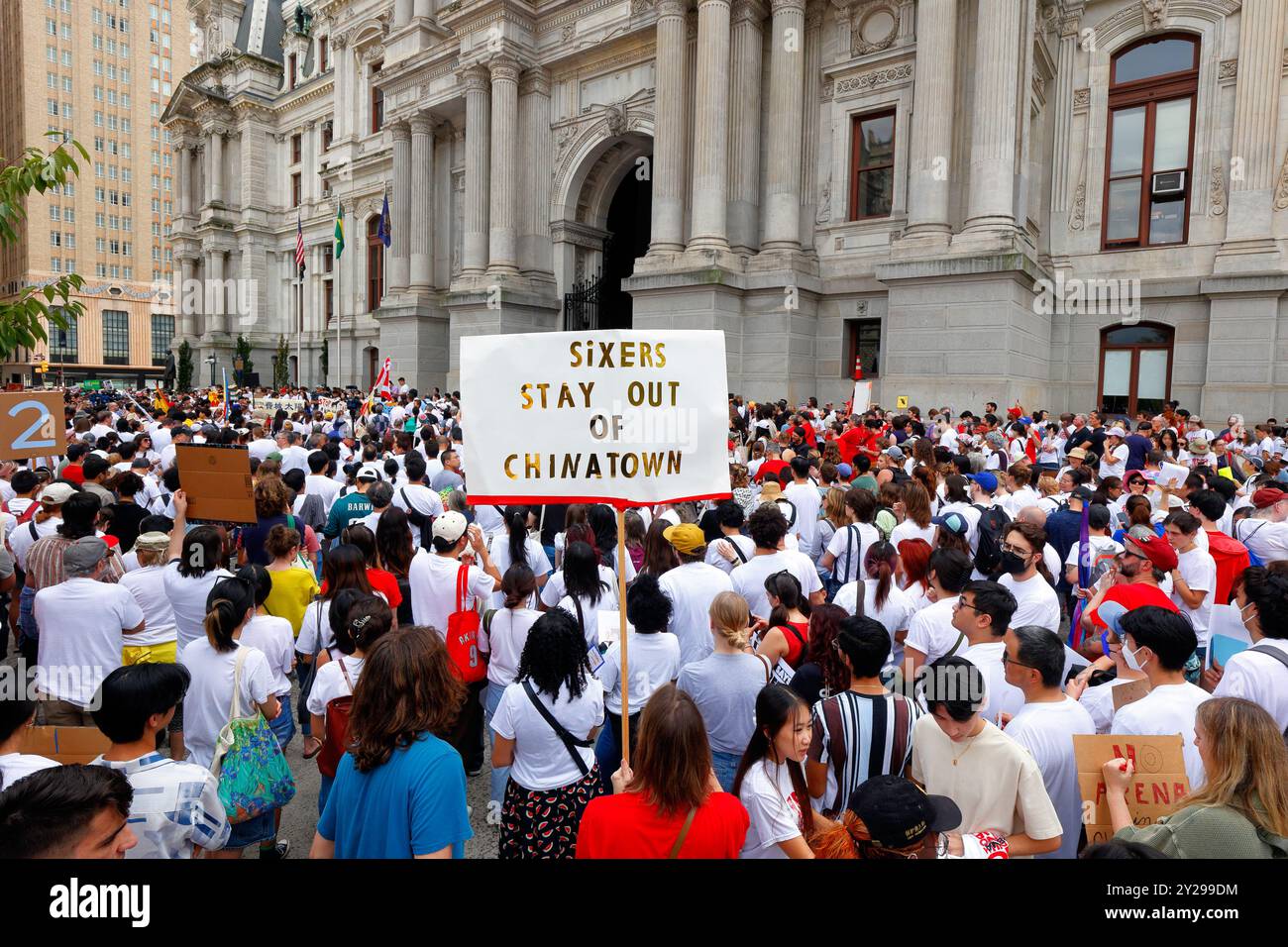 7 settembre 2024, Philadelphia. No Arena nel Chinatown Rally e marcia di protesta. Le persone si radunano di fronte al municipio in opposizione a un'arena sportiva a Chinatown. L'arena proposta su Market St e N 11th St, gli avversari temono, stimolerà la gentrificazione che porterà alla distruzione e alla dispersione della comunità di Chinatown. Organizzata dal gruppo Save Chinatown Coalition di gruppi e alleati asiatici-americani, la folla diversificata di attivisti ha iniziato la loro manifestazione al municipio prima di marciare lungo Market St, oltre il sito proposto dell'arena, e terminare a Chinatown. Foto Stock