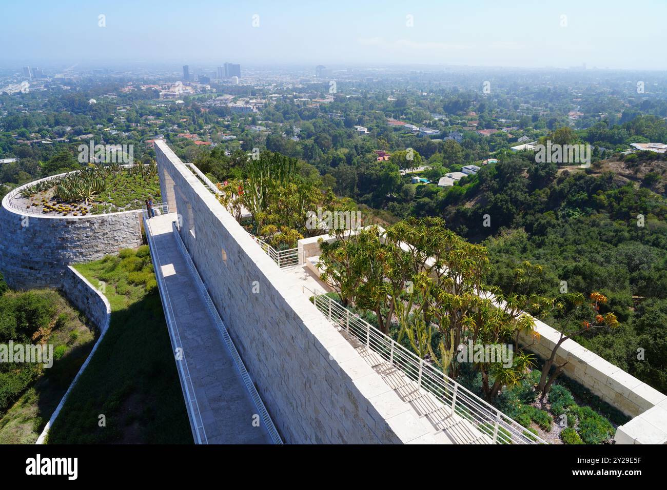 LOS ANGELES, CA -31 AUG 2023 - View of the Getty Center, sede del J. Paul Getty Museum, situato nel quartiere Brentwood di Los Angeles, Cali Foto Stock