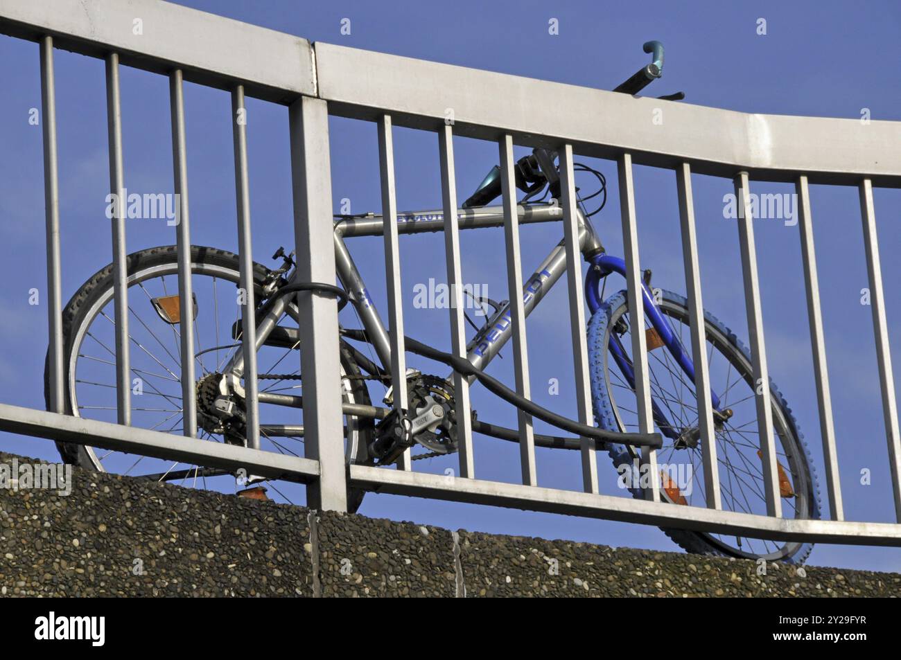 Bicicletta danneggiata, Colonia, Renania settentrionale-Vestfalia, Germania, Europa Foto Stock