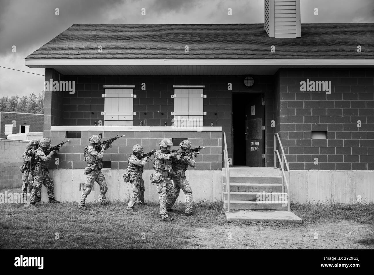 I membri dell'esercito britannico con il 3rd Battalion, il Royal Anglian Regiment "The Steelbacks", conducono addestramento tattico durante l'esercitazione Northern Strike 24-2 a Camp Grayling, Michigan, 10 agosto 2024. Il Northern Strike 24-2, uno dei più grandi esercizi di preparazione alla componente di riserva del Dipartimento della difesa, si svolgerà presso il National All Domain Warfighting Center (NADWC) del Michigan dal 3 al 17 agosto 2024. Oltre 6.300 partecipanti provenienti da 32 stati e territori e diversi partecipanti internazionali convergeranno alla NADWC. Northern Strike è il principale evento di formazione di componenti di riserva de Foto Stock