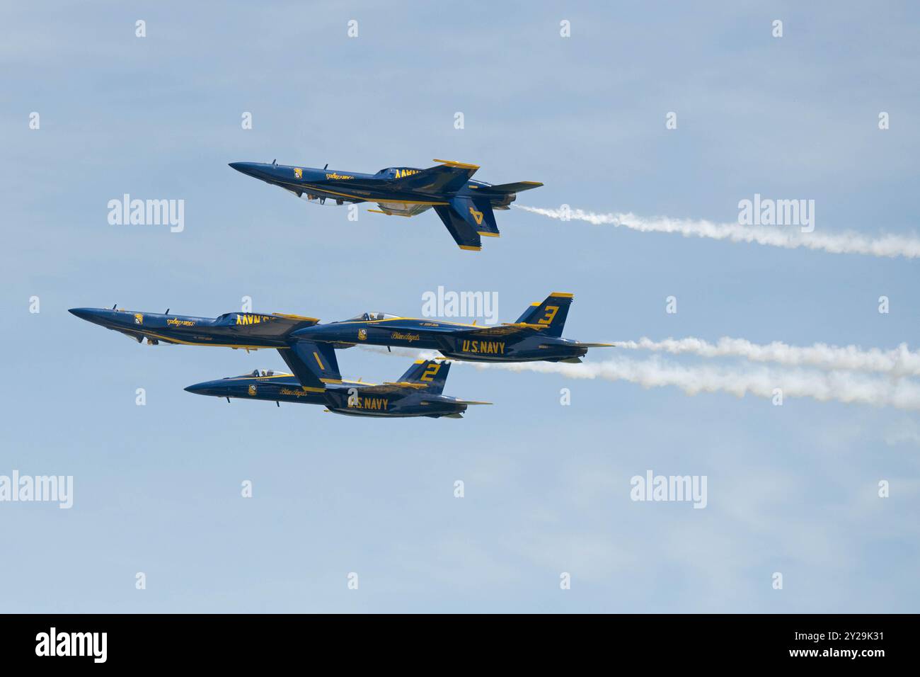 Gli U.S. Navy Blue Angels si esibiscono all'aeroporto regionale Terre Haute di Terre Haute, Ind., 31 maggio 2024. I Blue Angels eseguirono dimostrazioni aeree come parte del Terre Haute Air Show. (Foto della U.S. Air National Guard di Airman 1st Class Amber Anderson) Foto Stock