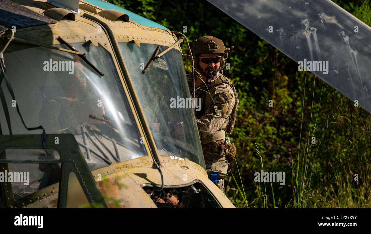 Un tecnico di smaltimento di ordigni esplosivi della U.S. Air Force valuta le vittime di un incidente simulato in elicottero durante un'esercitazione Silver Flag presso Tyndall Air Force base, Florida, 28 agosto 2024. I tecnici EOD sono stati testati per la loro competenza in combattimento tattico cura delle vittime e combattimento abilità salvavita durante la nuova riprogettazione del programma EOD Silver Flag del 801st Rapid Engineer Deployable Heavy Operational Repair Squadron Engineers Training Squadron. (Foto U.S. Air Force di Senior Airman Zachary Nordheim) Foto Stock