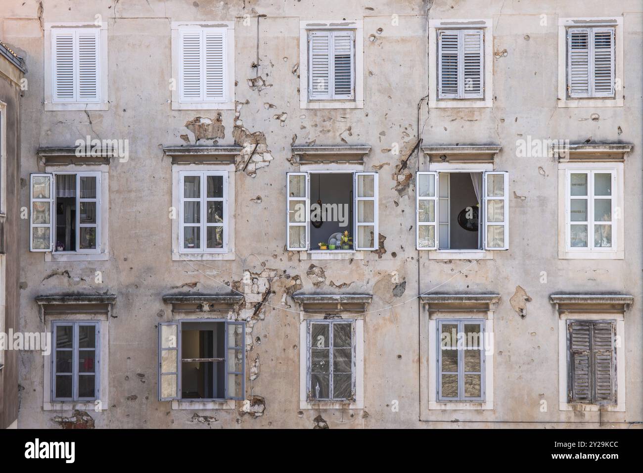 Finestra di un vecchio edificio con fori di proiettile della guerra balcanica. Fronte finestra o casa nel centro storico di Zara, mare Adriatico, D Foto Stock