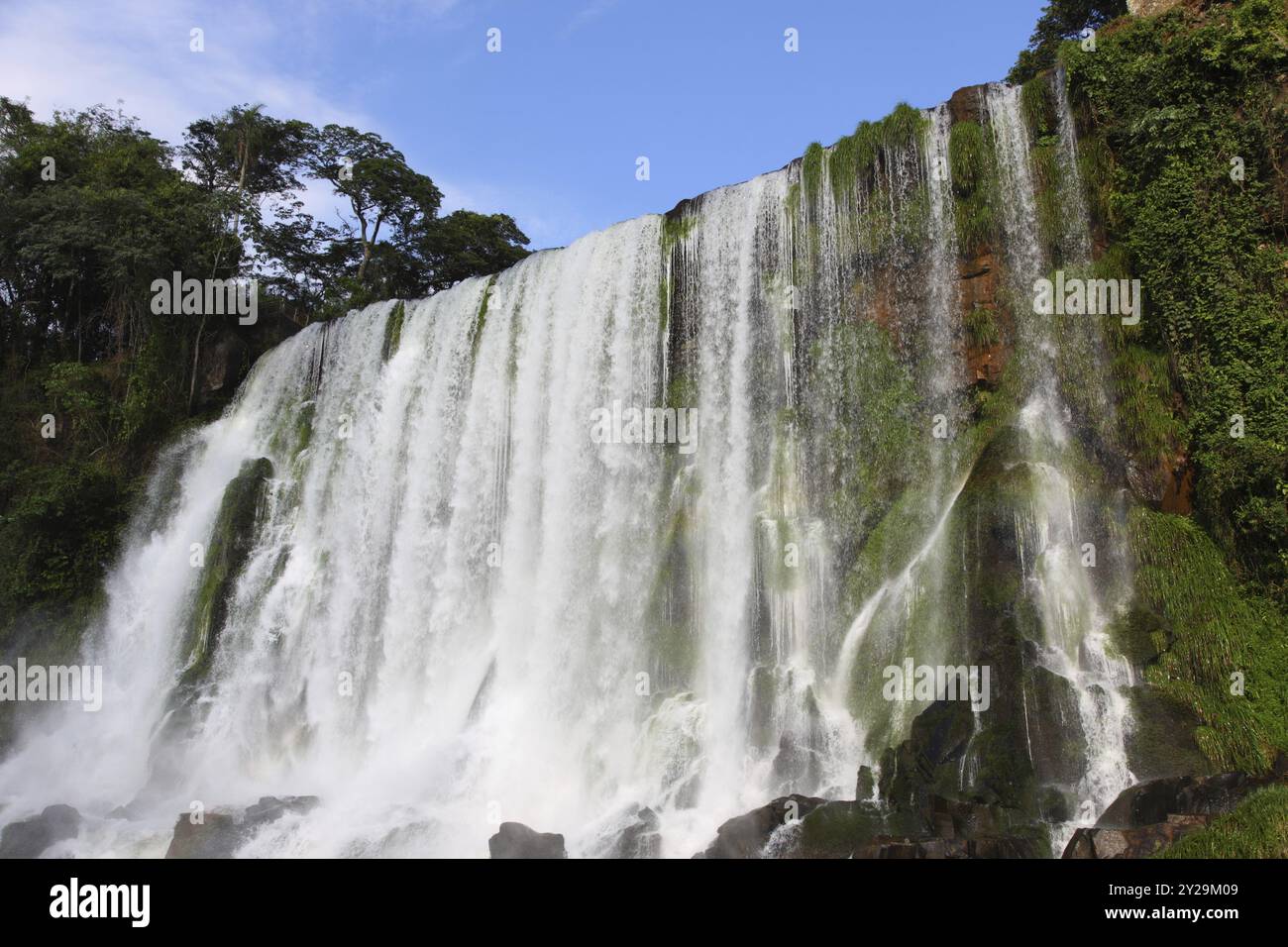 Cascata dell'Iguazú in una giornata di sole la mattina presto. Le cascate più grandi del mondo Foto Stock