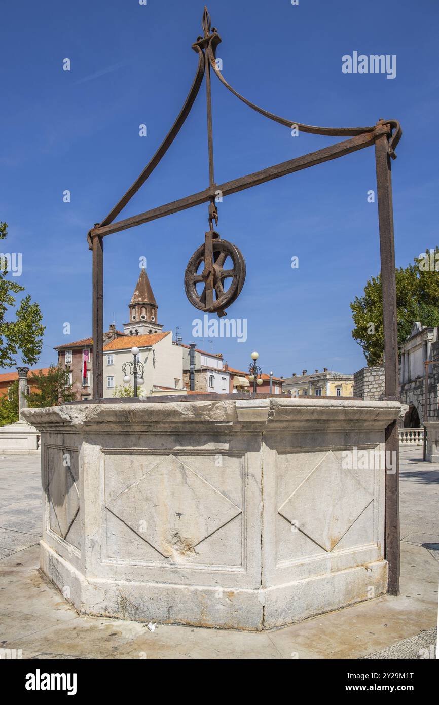 Piazza pubblica circondata da mura medievali della città con 5 magnifiche fontane in pietra del XVI secolo. Piazza delle cinque fontane dell'Adriatico, Zara Foto Stock