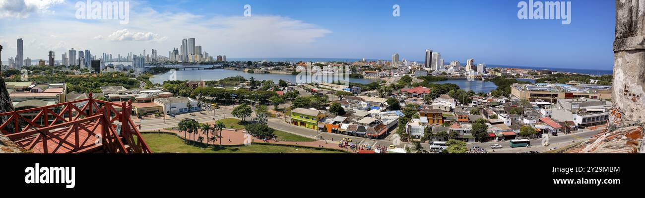 Panorama della città nuova di Cartagena con mare in una giornata di sole dal Castello di San Felipe de Barajas, piattaforma panoramica in legno rosso in primo piano, Colombia, Sud A. Foto Stock