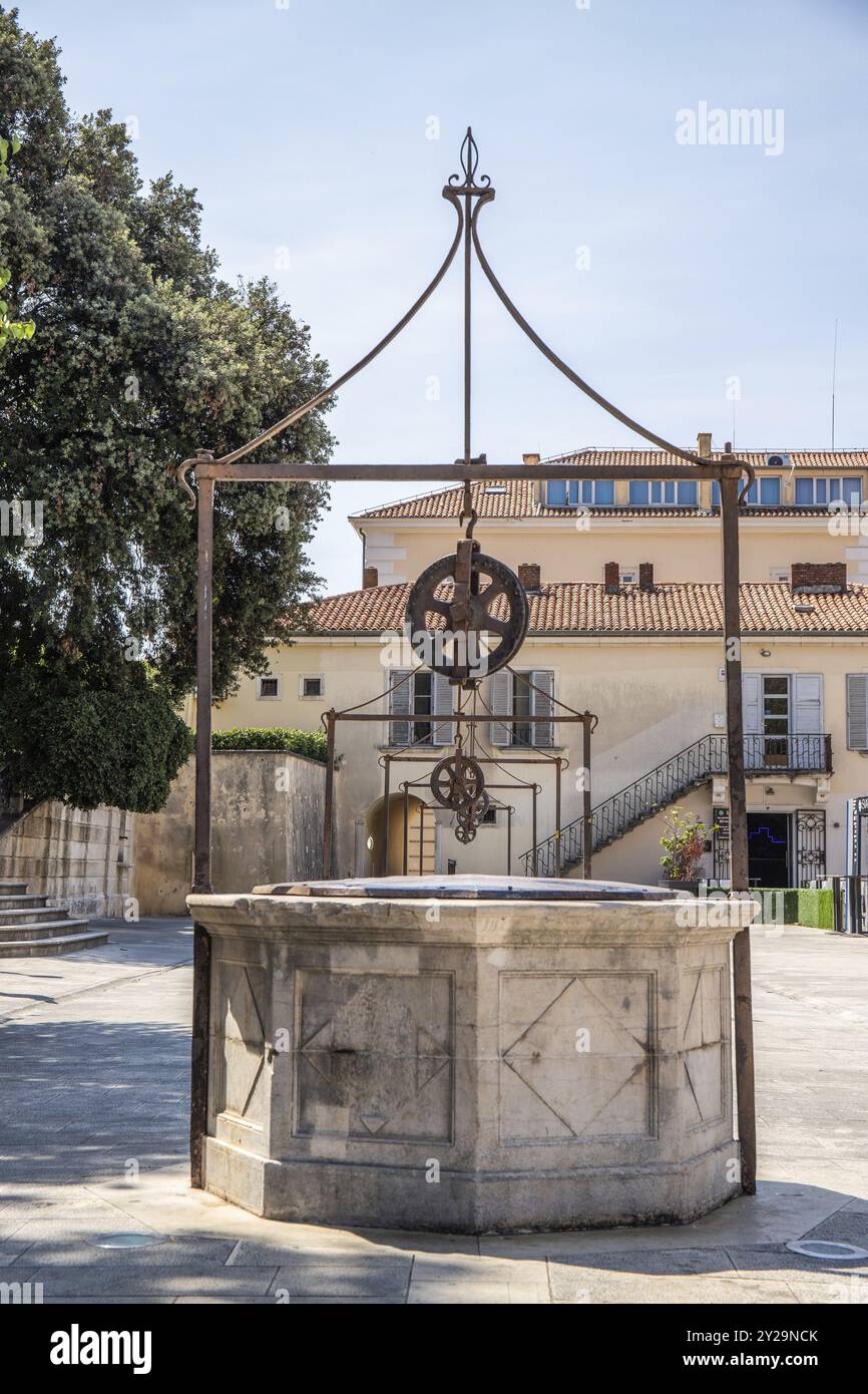 Piazza pubblica circondata da mura medievali della città con 5 magnifiche fontane in pietra del XVI secolo. Piazza delle cinque fontane dell'Adriatico, Zara Foto Stock