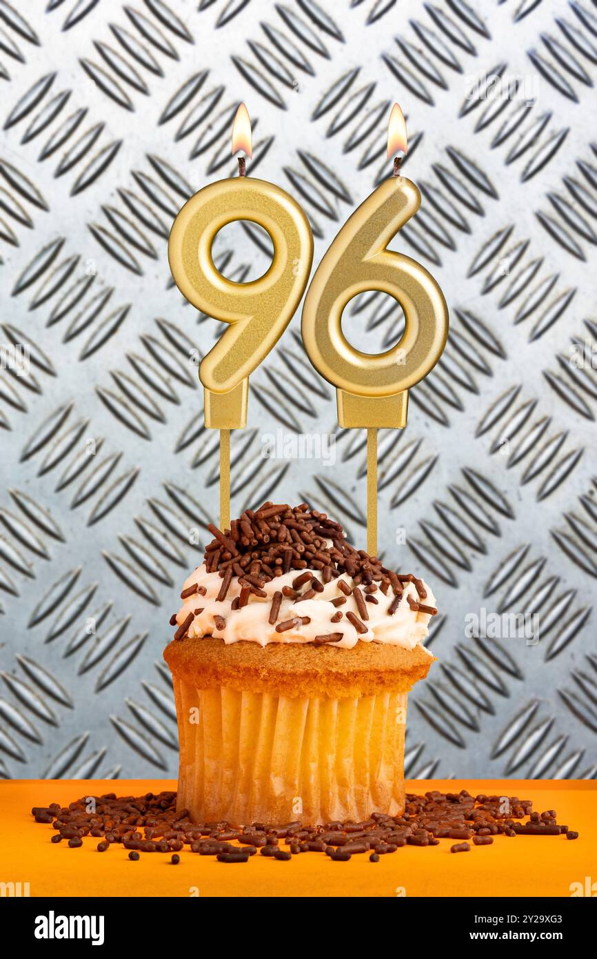 Candela di compleanno numero 96 - sfondo metallico industriale. Foto Stock