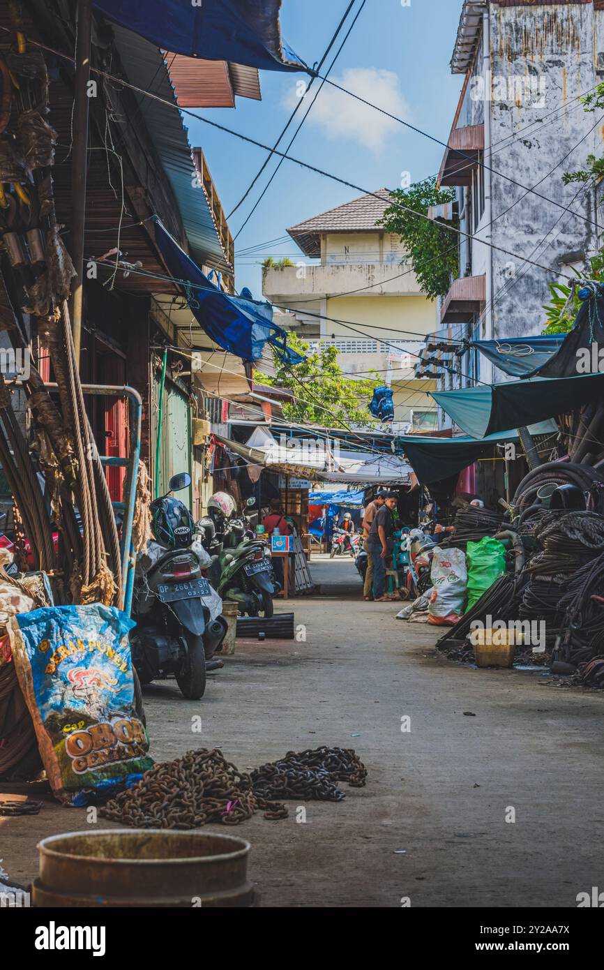 Balikpapan, Indonesia - 26 giugno 2024. una situazione di mercato delle pulci hardware con utensili e prodotti pesanti sparsi in vendita in una giornata di sole. Foto Stock