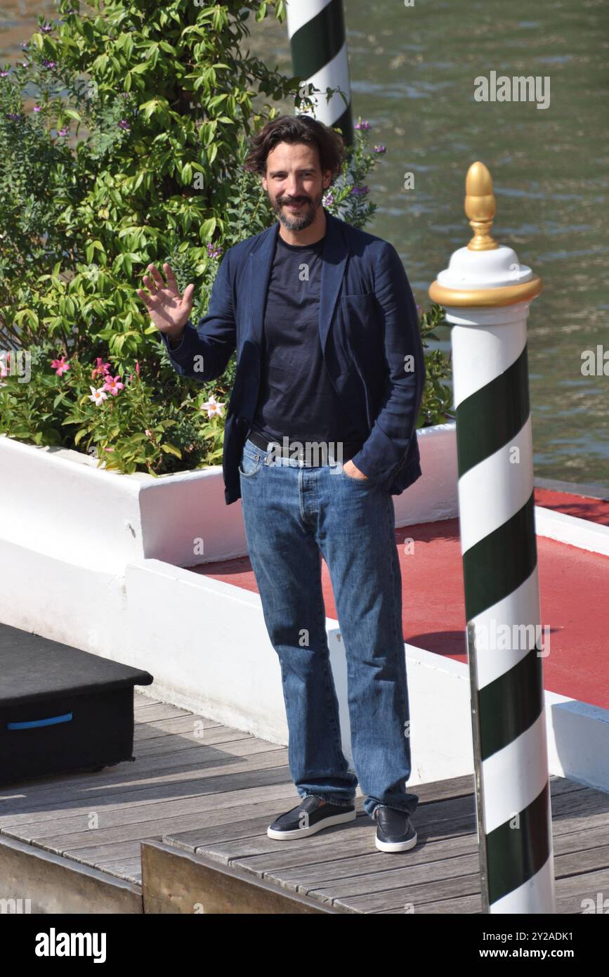 Lido di Venezia, Italia. 30 agosto 2024. Alessandro tedeschi arriva al molo dell'Excelsior Hotel al Lido di Venezia per la 81esima rassegna cinematografica di Venezia. Credito: @ALollo/ Foto Stock