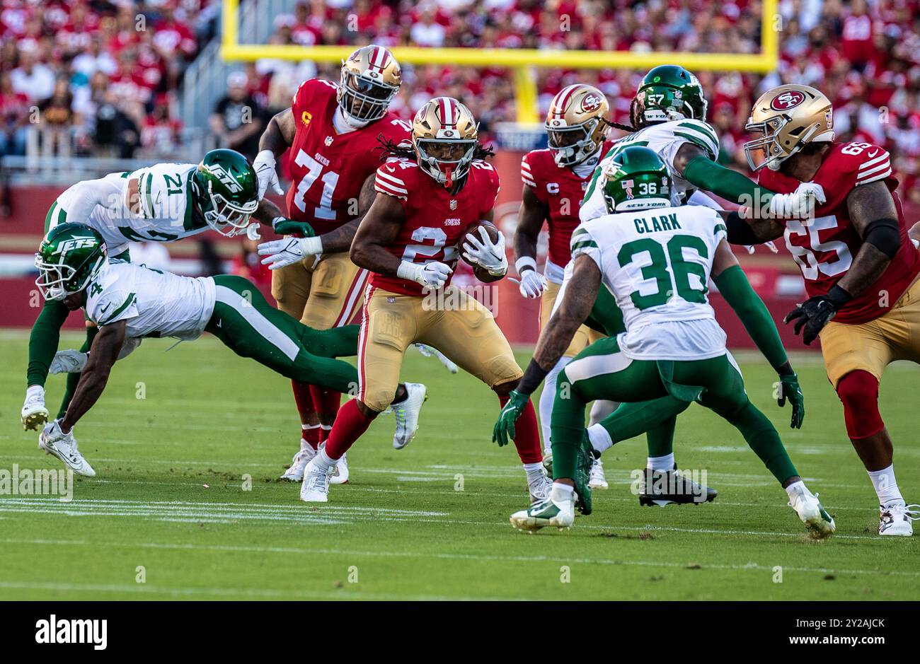 09 settembre 2024 Santa Clara CA U.S.A il running back di San Francisco Jordan Mason (24) corre per un primo down durante la partita NFL Monday Night Football tra i New York Jets e i San Francisco 49ers. I 49ers batterono i Jets 32-19 al Levi Stadium di San Francisco, California. Thurman James/CSM Foto Stock