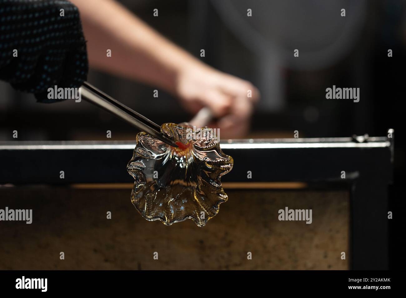 Scultura di fiori di vetro, opere di un laboratorio di soffiatura del vetro Foto Stock