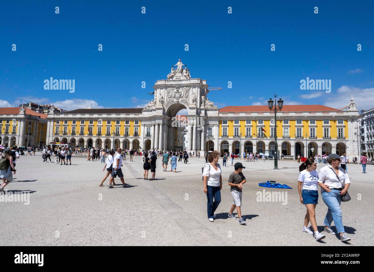 Lisbona, Portogallo. 7 settembre 2024. Si vedono persone che camminano a Praga de Comércio, nel quartiere Baixa di Lisbona. Al turismo portoghese sarà concessa una linea di finanziamento con protocollo bancario per un totale di circa 300 milioni di euro per la costruzione di nuove unità turistiche e la riqualificazione di quelle esistenti. Le informazioni sono state fornite a NS dal Segretario di Stato per il turismo, Pedro Machado, a margine dell'inaugurazione di ExpoMora, il pomeriggio di venerdì 6 settembre. Credito: SOPA Images Limited/Alamy Live News Foto Stock