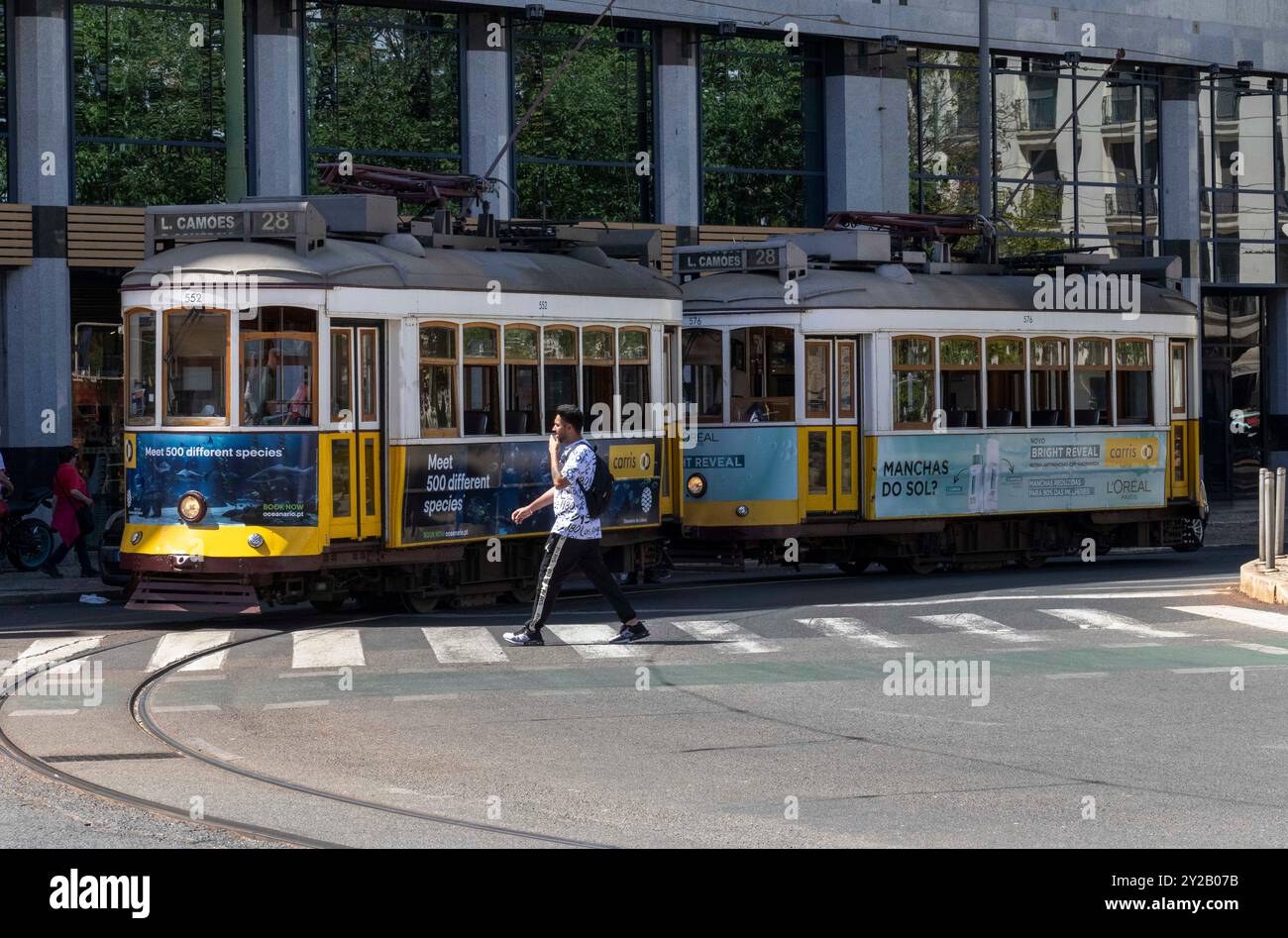 Lisbona, Portogallo. 7 settembre 2024. Si vede un uomo camminare vicino ad alcuni tram parcheggiati di fronte a piazza Moniz nel quartiere Baixa, Lisbona. Al turismo portoghese sarà concessa una linea di finanziamento con protocollo bancario per un totale di circa 300 milioni di euro per la costruzione di nuove unità turistiche e la riqualificazione di quelle esistenti. Le informazioni sono state fornite a NS dal Segretario di Stato per il turismo, Pedro Machado, a margine dell'inaugurazione di ExpoMora, il pomeriggio di venerdì 6 settembre. (Immagine di credito: © Jorge Castellanos/SOPA Images via ZUMA Press Wire) SOLO PER USO EDITORIALE Foto Stock