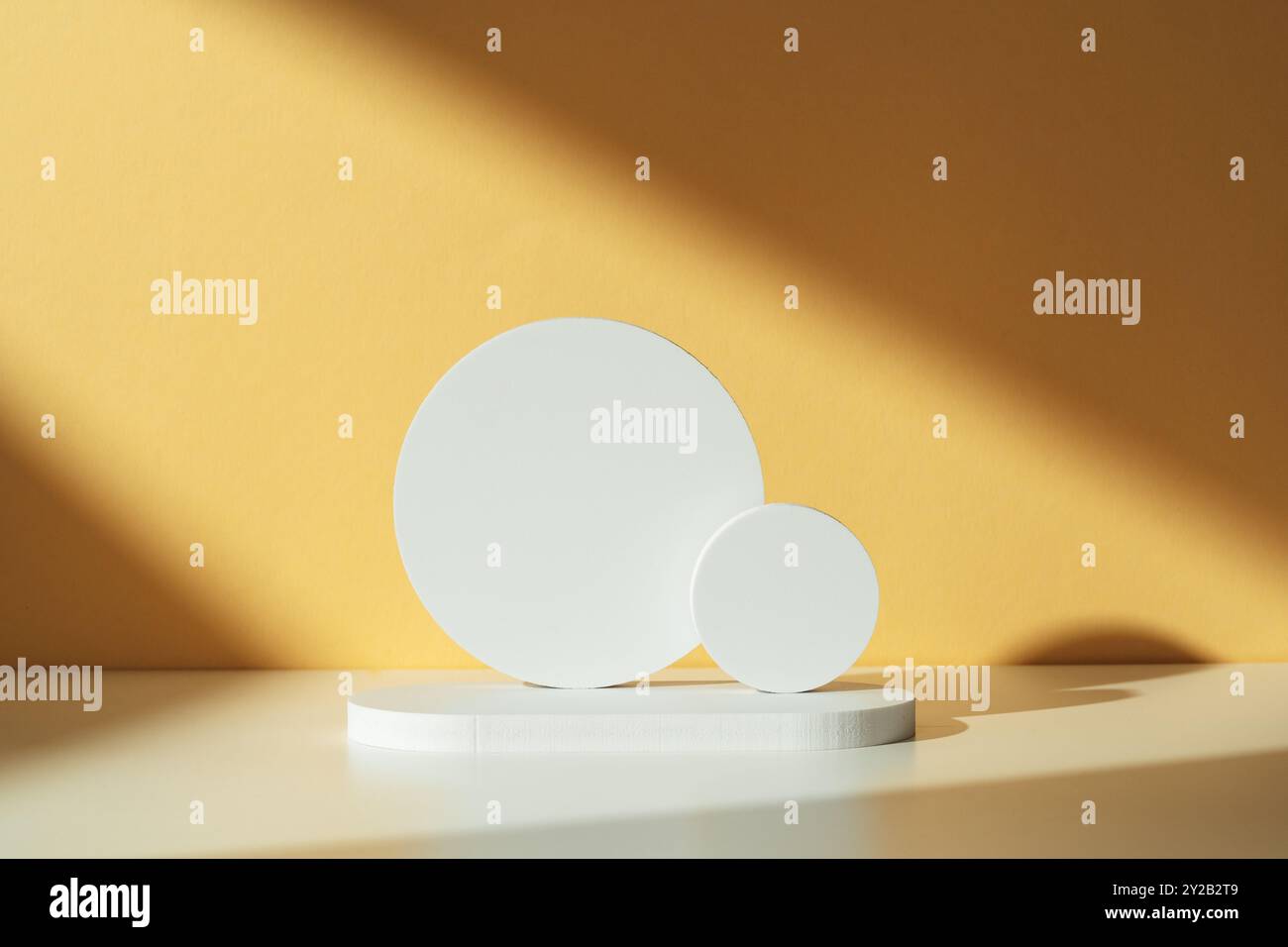 Semplici forme geometriche bianche minimaliste su sfondo arancione chiaro con illuminazione naturale Foto Stock
