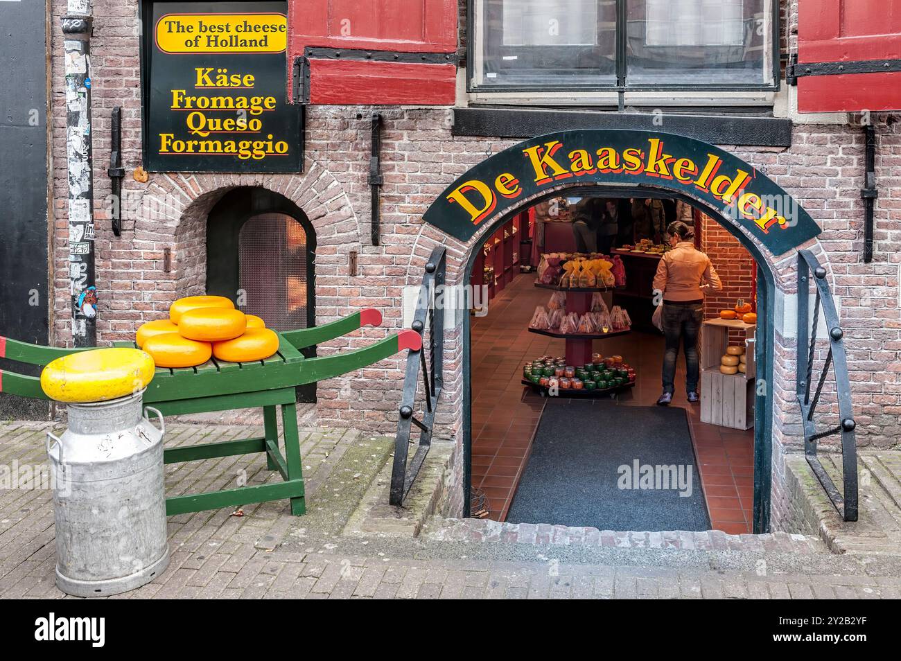 AMSTERDAM, PAESI BASSI - 7 MAGGIO 2012: Vista esterna del famoso negozio di formaggi De Kaaskelder a Singel Foto Stock