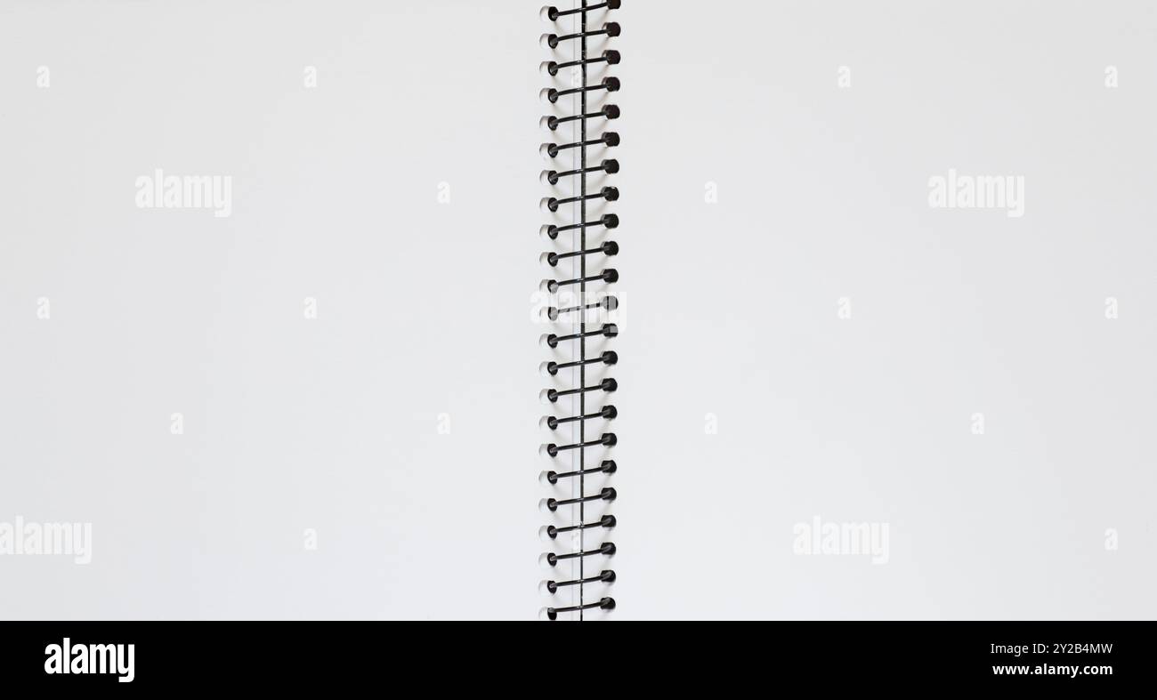 primo piano di due pagine vuote di bozzetto con rilegatura a spirale Foto Stock