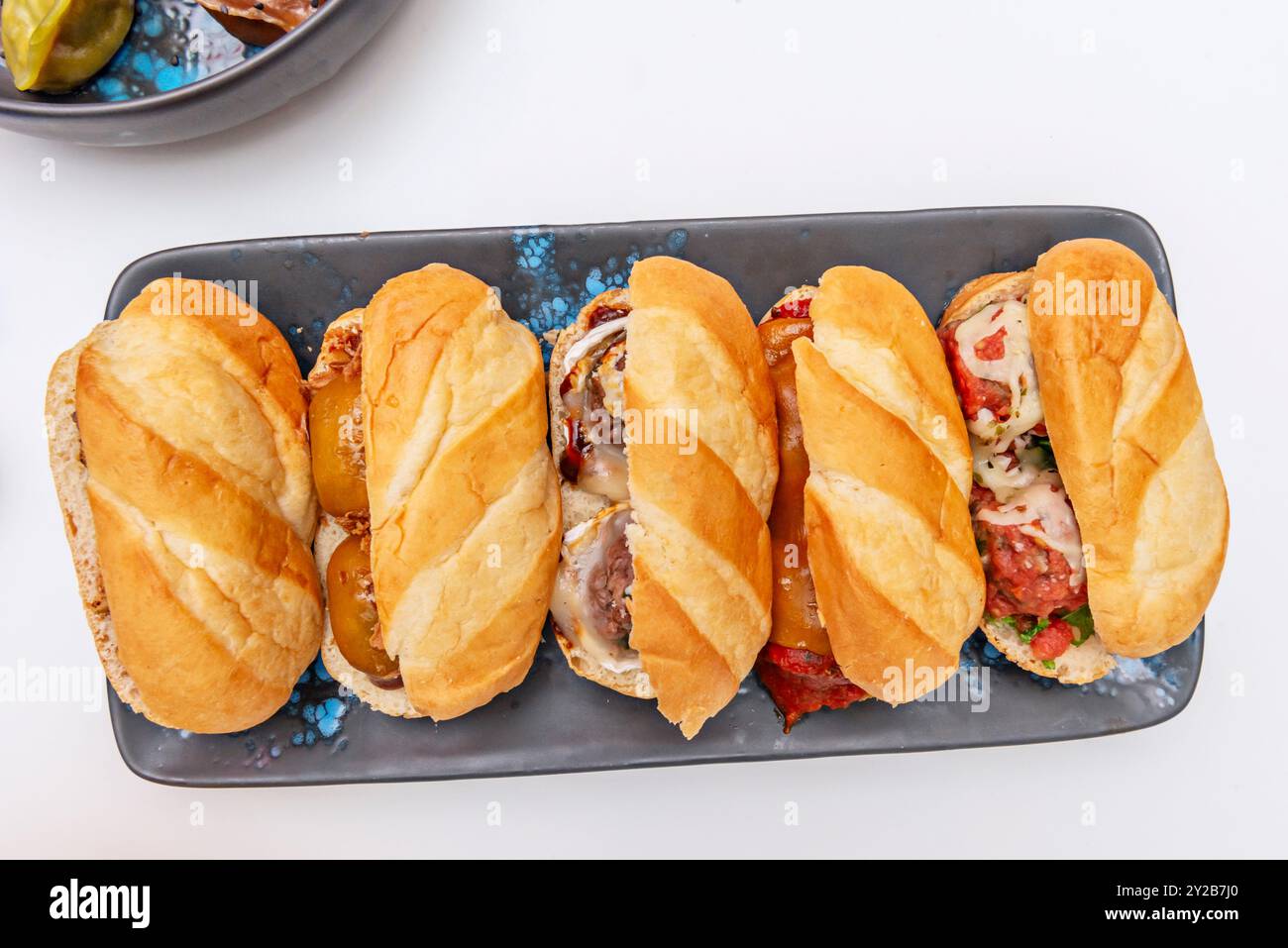 Un vassoio di antipasti con piccoli panini ripieni di polpette con diverse salse Foto Stock