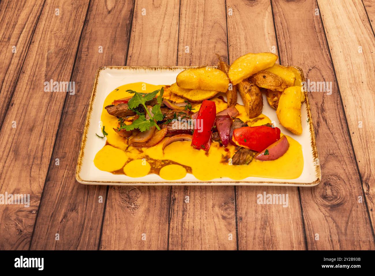 A base di manzo, riso cotto e patatine fritte. E' uno dei piatti piu' popolari in Perù Foto Stock