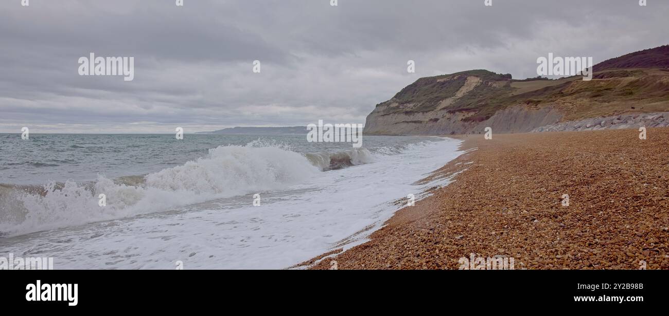 Un giorno coperto da una spiaggia deserta di ciottoli, Seaton, Dorset, Regno Unito. Foto Stock