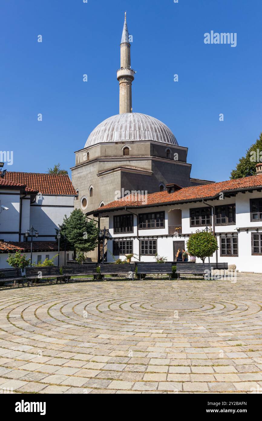 Il minareto della Moschea Bajrakli sopra i tradizionali edifici ottomani nel complesso della Lega albanese di Prizren nel centro della città di Prizren in Kosovo. Foto Stock