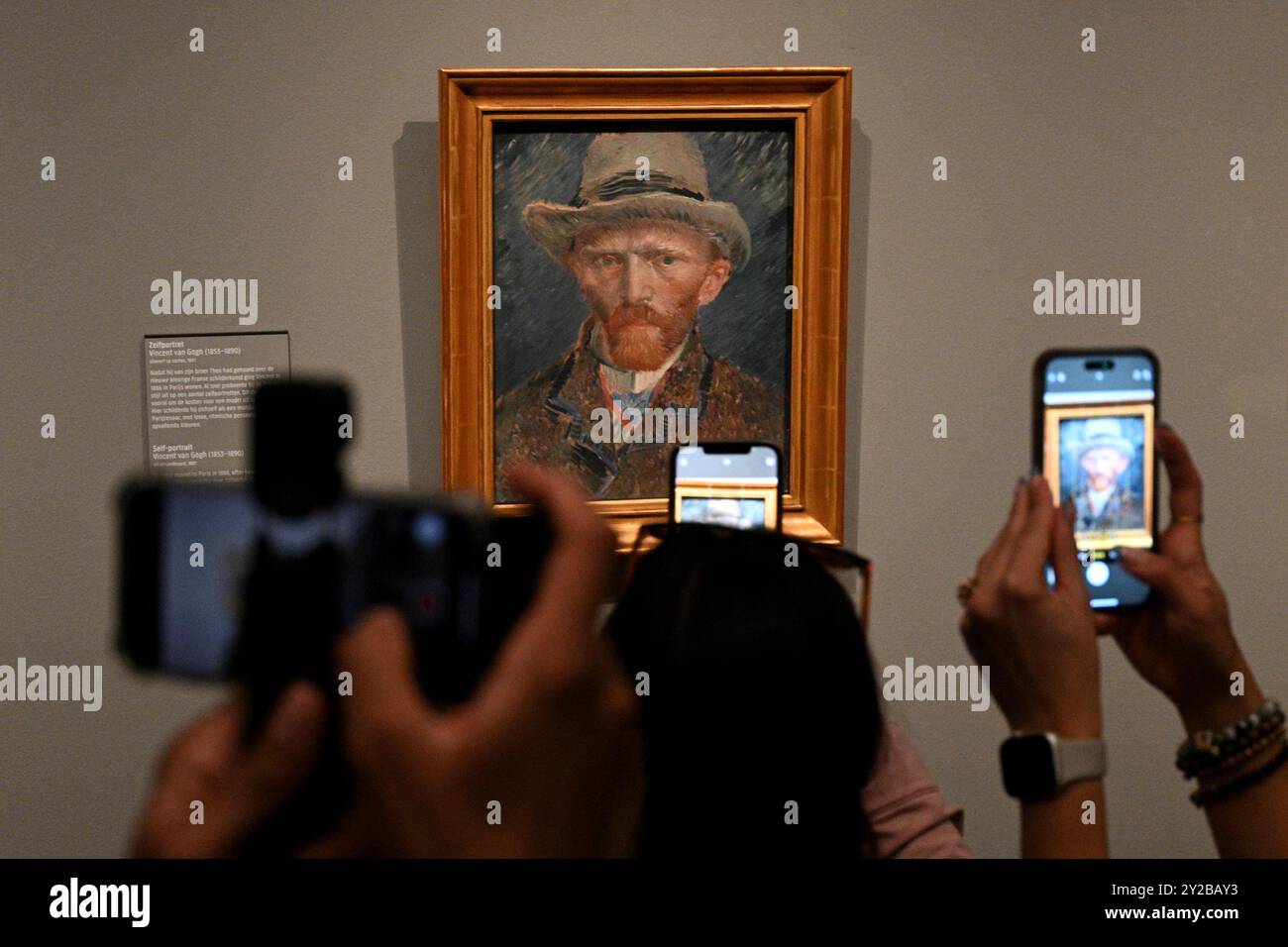 Amsterdam, Paesi Bassi - 26 agosto 2024: Visitatori nei pressi del dipinto Autoritratto di Vincent van Gogh nel Rijksmuseum di Amsterdam, Paesi Bassi. Foto Stock