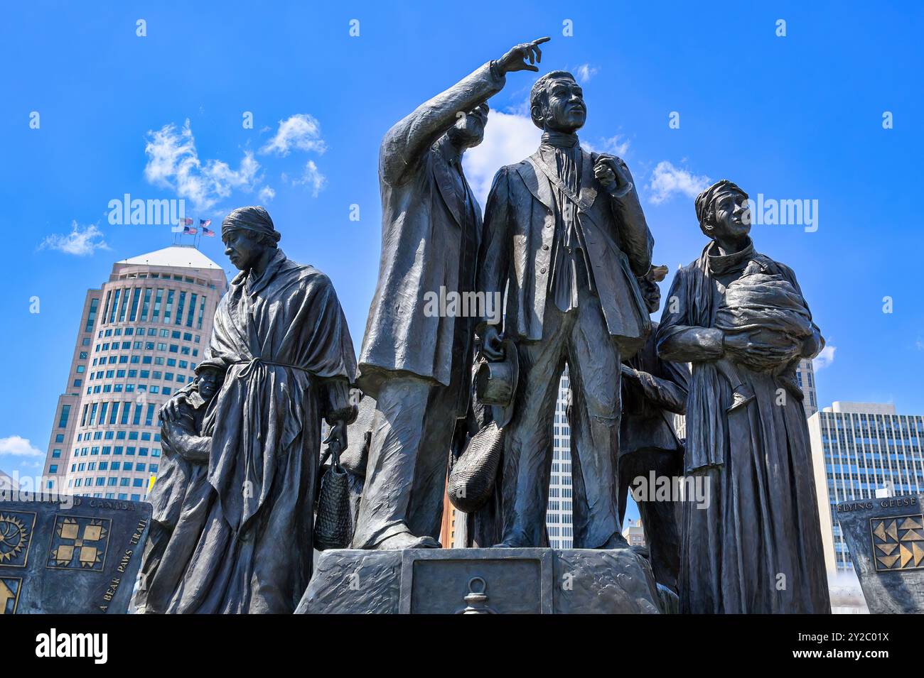 Porta d'ingresso al Freedom International Memorial, una scultura in metallo che commemora la ferrovia sotterranea. Vista ad angolo basso. Foto Stock