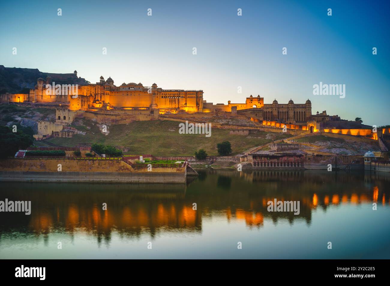 Vista notturna del forte Amber, o forte Amer, a Jaipur, Rajasthan, India Foto Stock