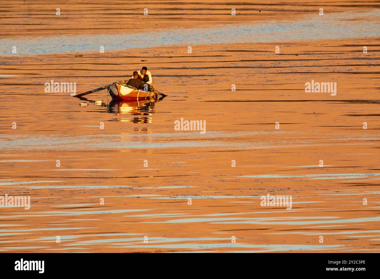 Luxor, Egitto, 16 gennaio 2024: I pescatori egiziani gettano le loro reti nel fiume Nilo, una tradizione senza tempo. Foto Stock
