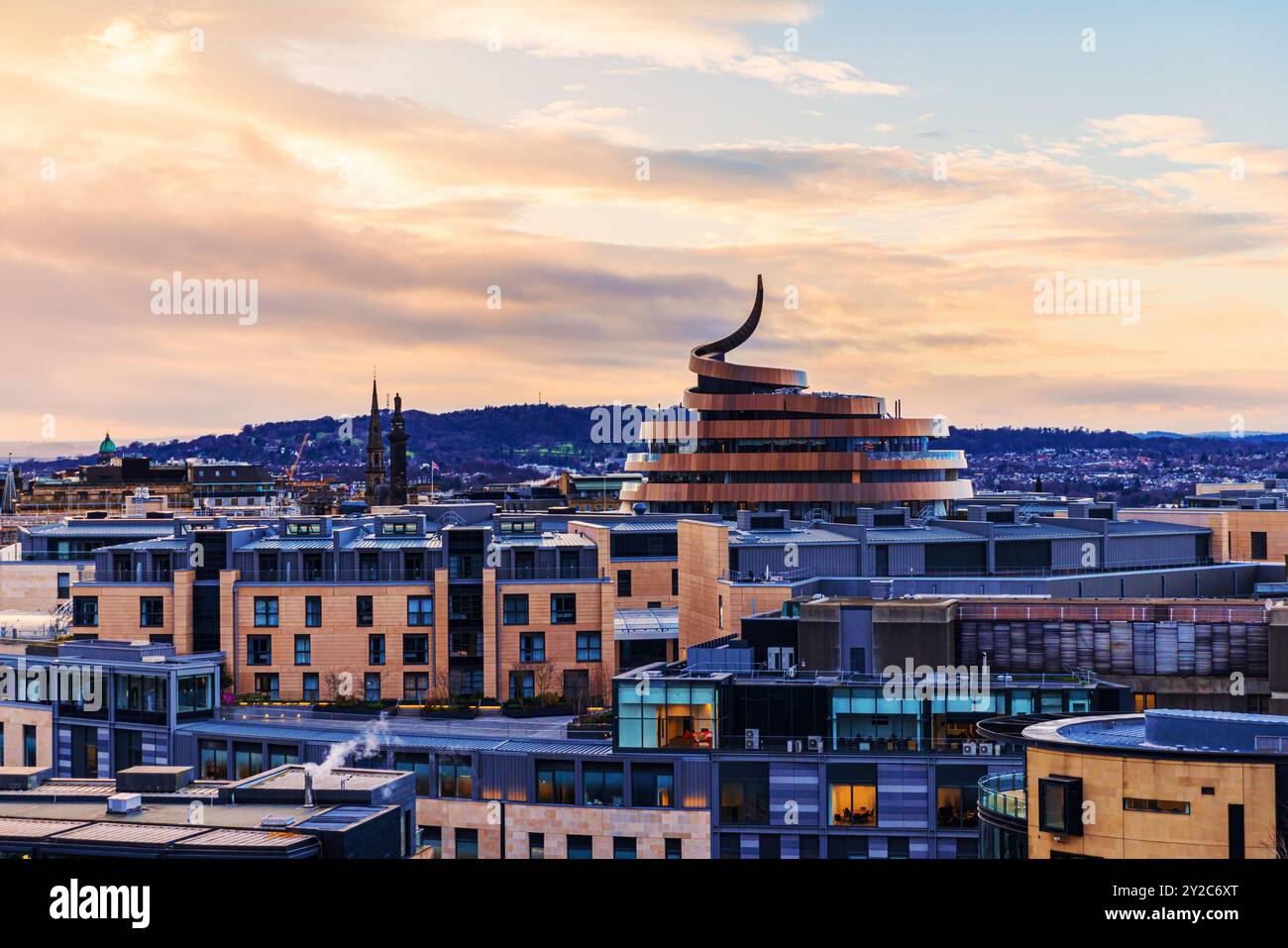 Edimburgo, Scozia - 19 gennaio 2024: The W Hotel o Ribbon Hotel, nuova aggiunta allo skyline di Edimburgo e parte dello sviluppo di rigenerazione Foto Stock