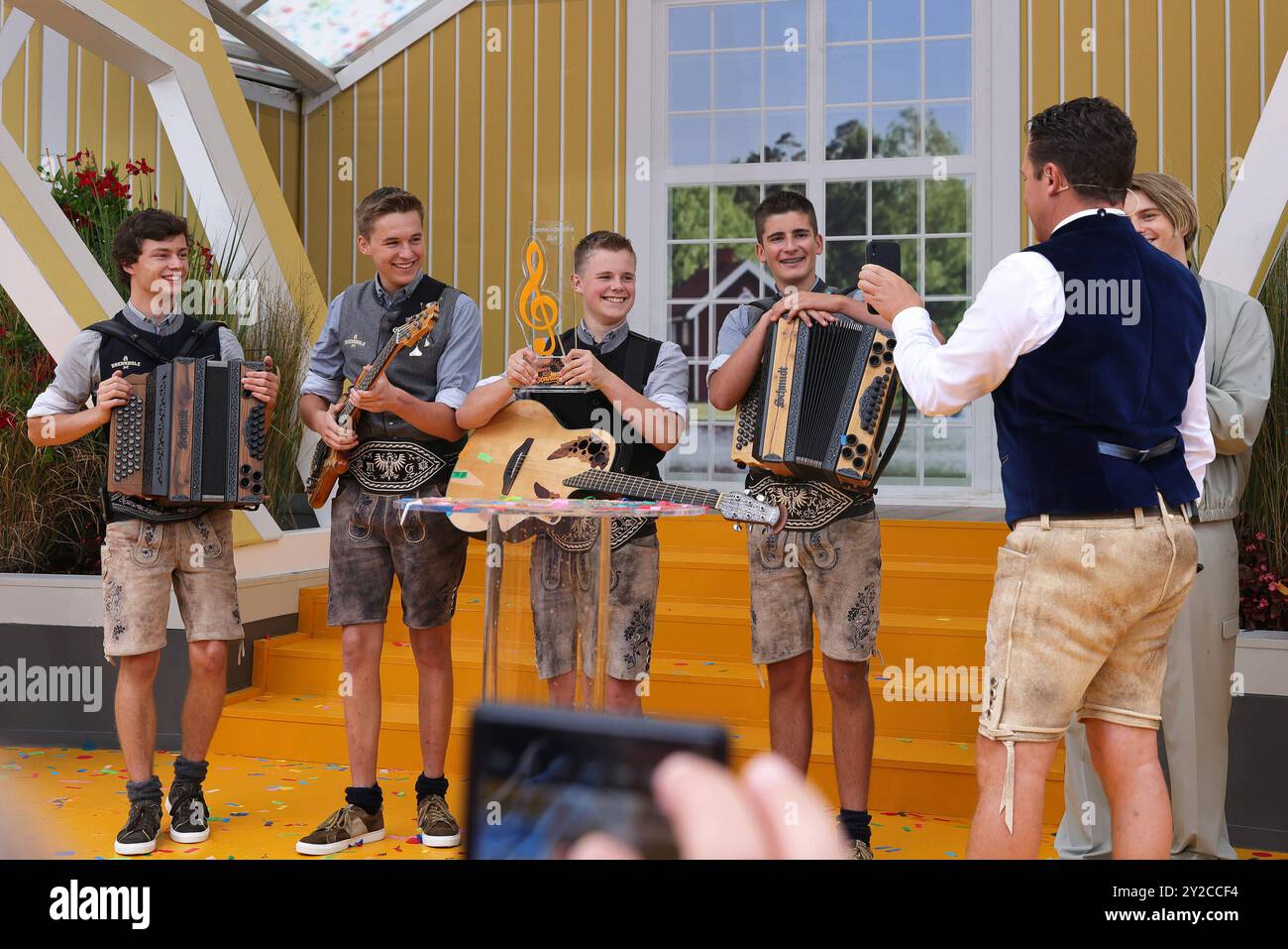 Immer wieder sonntags 2024, Folge 12 Stefan Mross mit Tiroler Volksmusikgruppe Brennholz, Sommerhit-Gewinner 2024. ARD-Unterhaltungsshow Immer wieder sonntag. TV-Aufzeichnung und Live-Übertragung vom 08.09.2024 aus dem Wasserpark Rulantica, Rust. Baden-Württemberg, Germania. *** Immer wieder sonntags 2024, episodio 12 Stefan Mross con il gruppo di musica folk tirolese Brennholz, vincitore dell'estate 2024 ARD spettacolo Immer wieder sonntags registrazione TV e trasmissione dal vivo dal 08 09 2024 dal parco acquatico di Rulantica, Rust Baden Württemberg, Germania Foto Stock