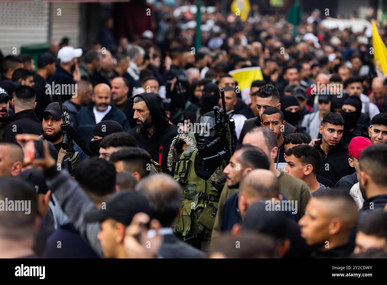 Nablus Cisgiordania, Palestina. 24 novembre 2022. Membri armati del gruppo Den dei Lions partecipano ai funerali di Mohammad Herzallah, 30 anni, e Muhammad Abu Kishk, 22 anni, nella città di Nablus in Cisgiordania. Mohammad Herzallah, è morto per gravi ferite alla testa dopo essere stato colpito dalle forze israeliane durante un raid militare in cui il palestinese Ibrahim Nabulsi è stato assassinato lo scorso agosto. Mohammed Abu Kishk è morto anche per le sue ferite dopo essere stato colpito nell'addome da un proiettile vivo durante un'incursione militare israeliana nel sito della tomba di Giuseppe a Nablus martedì Foto Stock