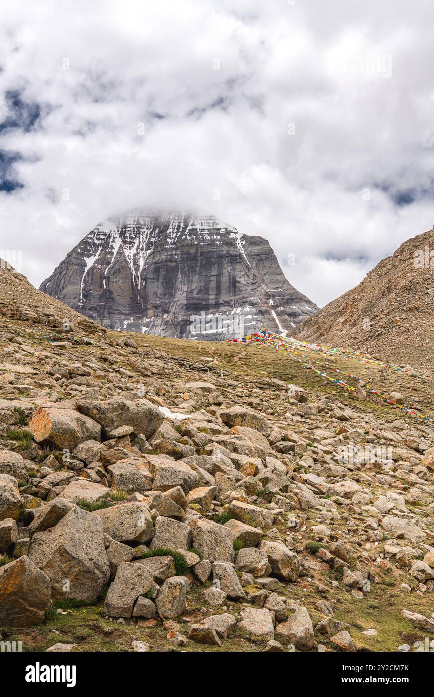 Vista a sud-ovest del monte Kailash, regione autonoma del Tibet, Cina. Cielo nuvoloso con spazio di copia per il testo Foto Stock