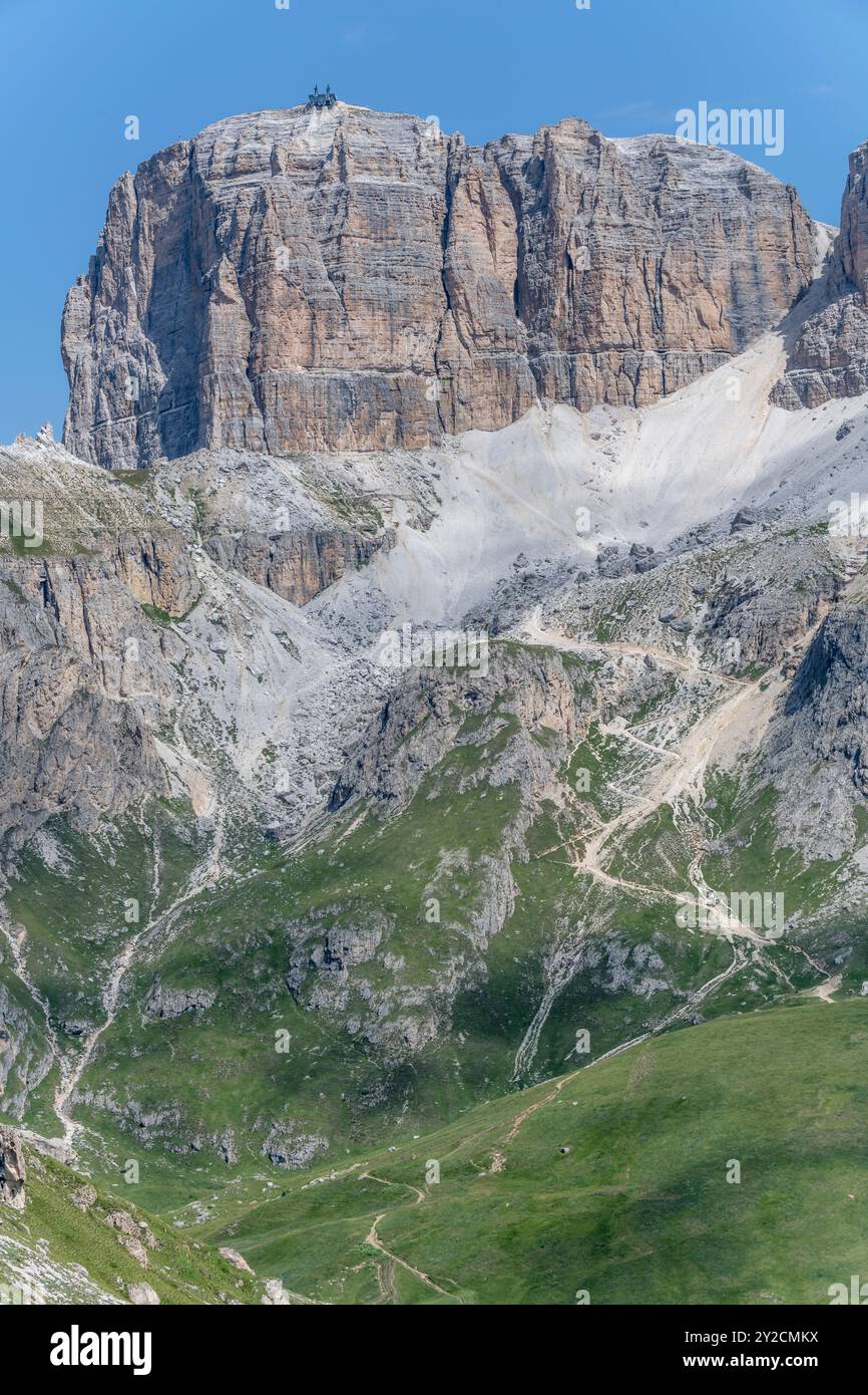 Paesaggio con scogliere ripide sul picco del Sass Pordoi, girato da sud in piena luce estiva vicino al rifugio Belvedere, in Italia Foto Stock