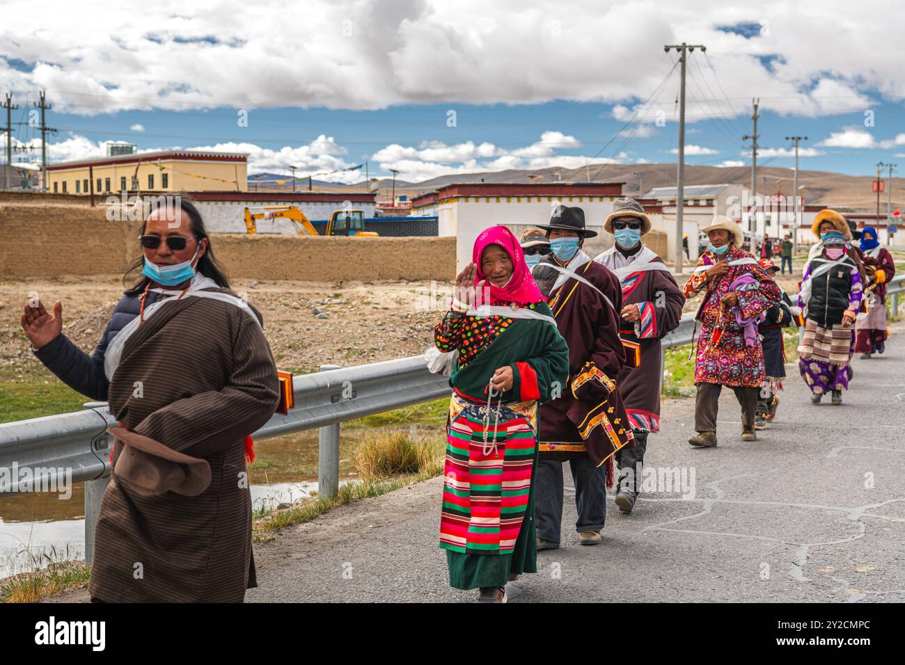 SHIGATSE, TIBET, CINA - 2 AGOSTO 2022: Pellegrini tibetani non identificati intorno al monastero di Sakya noto anche come Pel Sakya è un monastero buddista situato Foto Stock