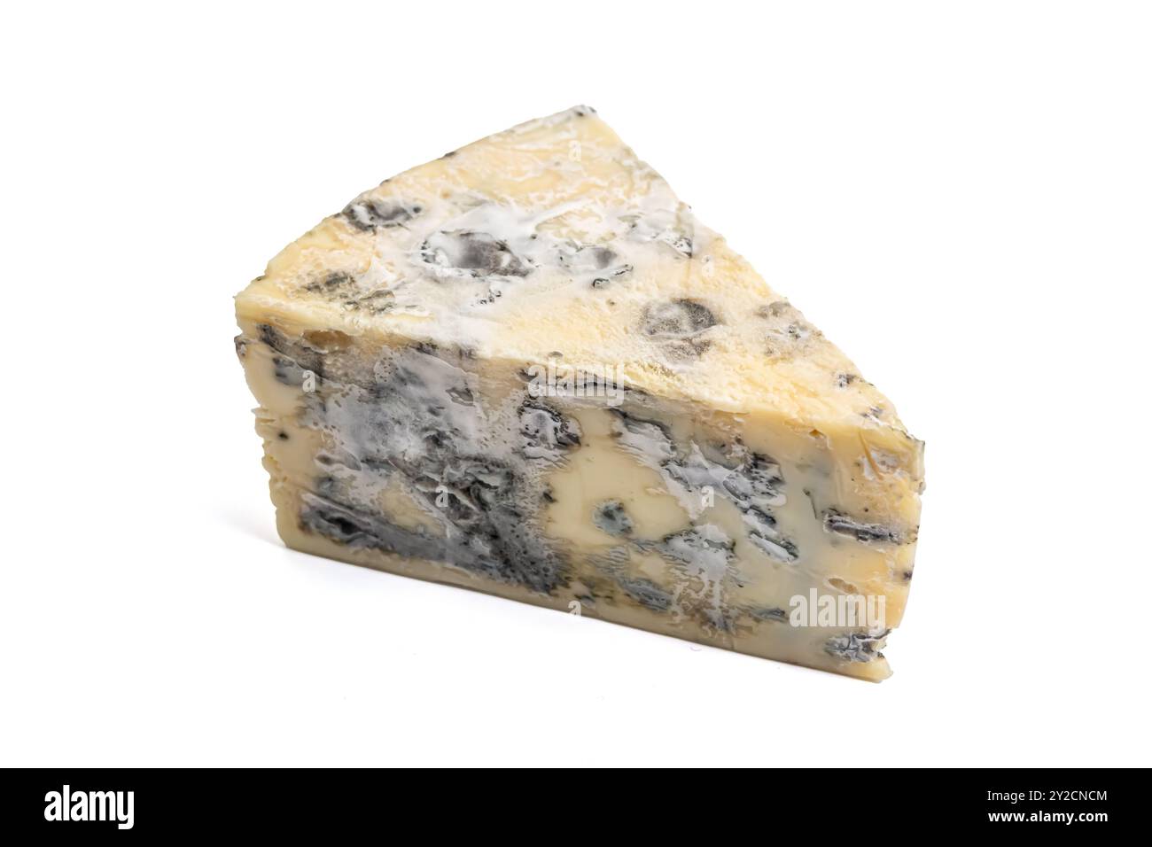Formaggio blu isolato su sfondo bianco. Pezzo triangolare di gorgonzola Foto Stock