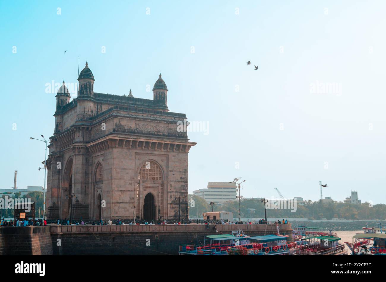 Il monumento Gateway of India in una giornata di sole, Mumbai, Maharashtra, India, Asia Foto Stock