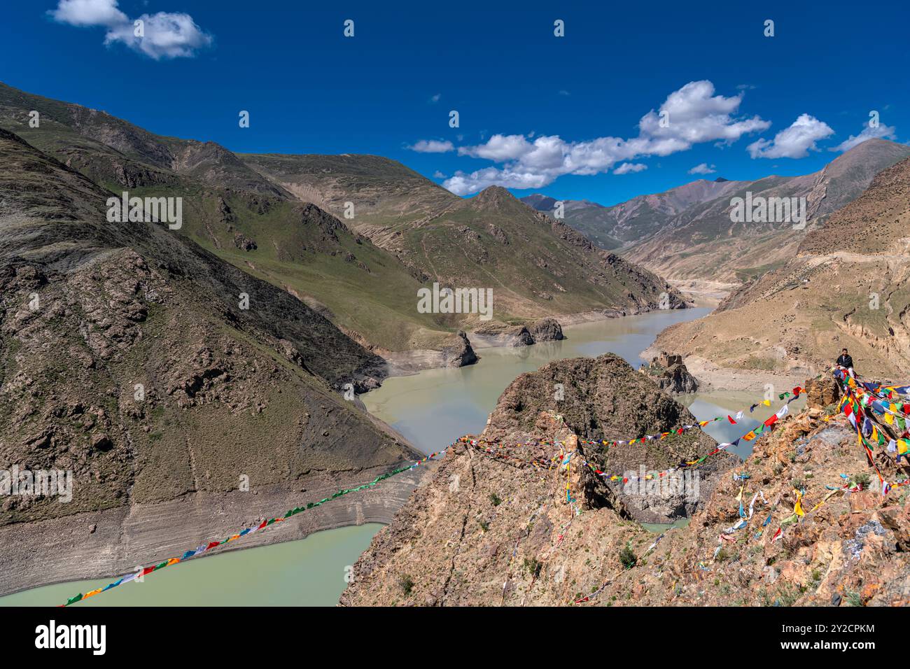 La Simila passano sopra il serbatoio Manla Gyantse County nella regione autonoma del Tibet, è situato a 4.200 m sopra il livello del mare. Foto Stock