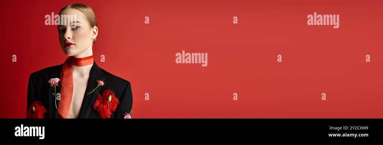 Una donna adorabile è in piedi con fiducia, mostrando la sua eleganza floreale. Foto Stock