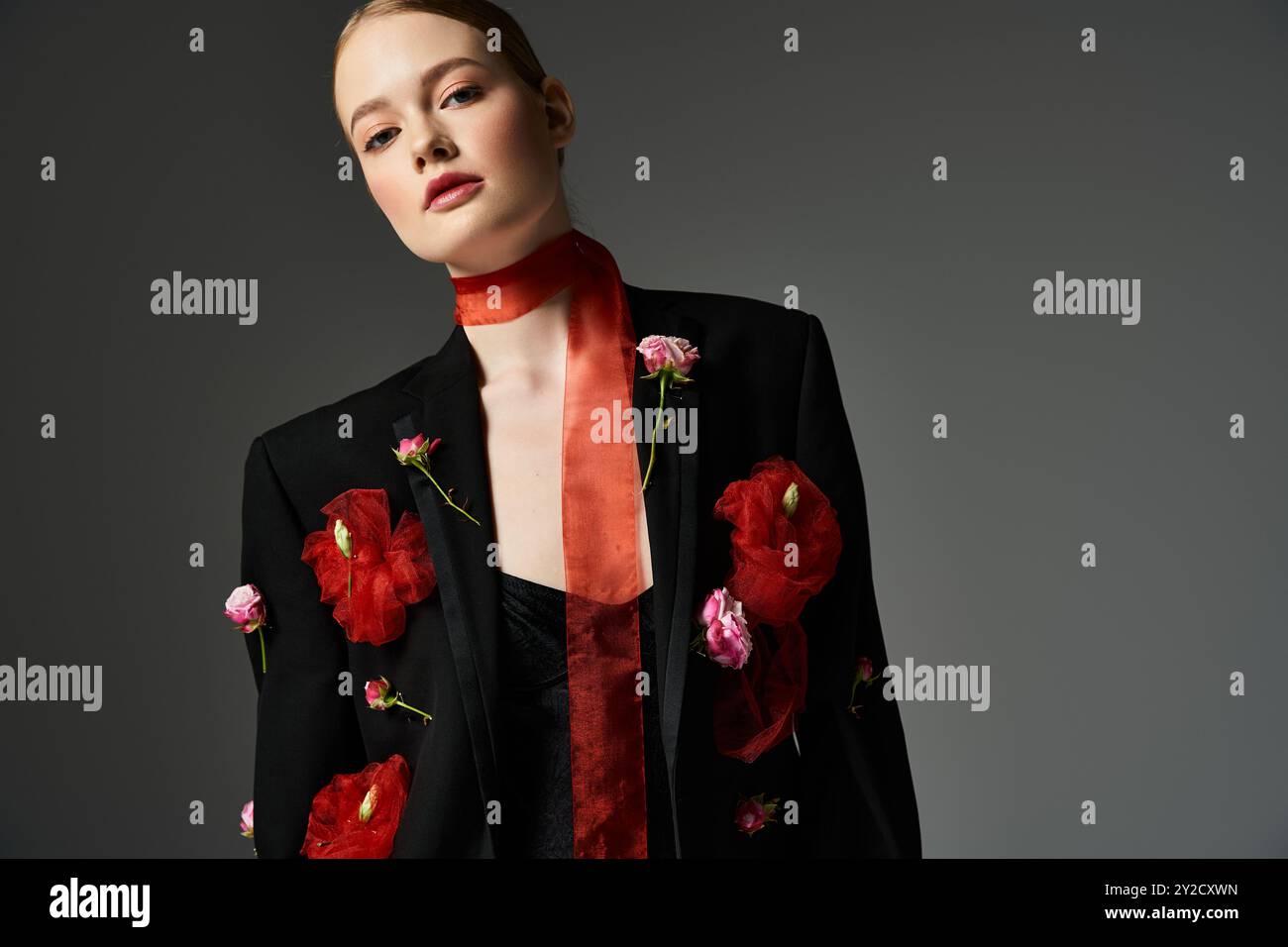 Una giovane donna sfoggia un'eleganza floreale in un outfit di grande impatto. Foto Stock