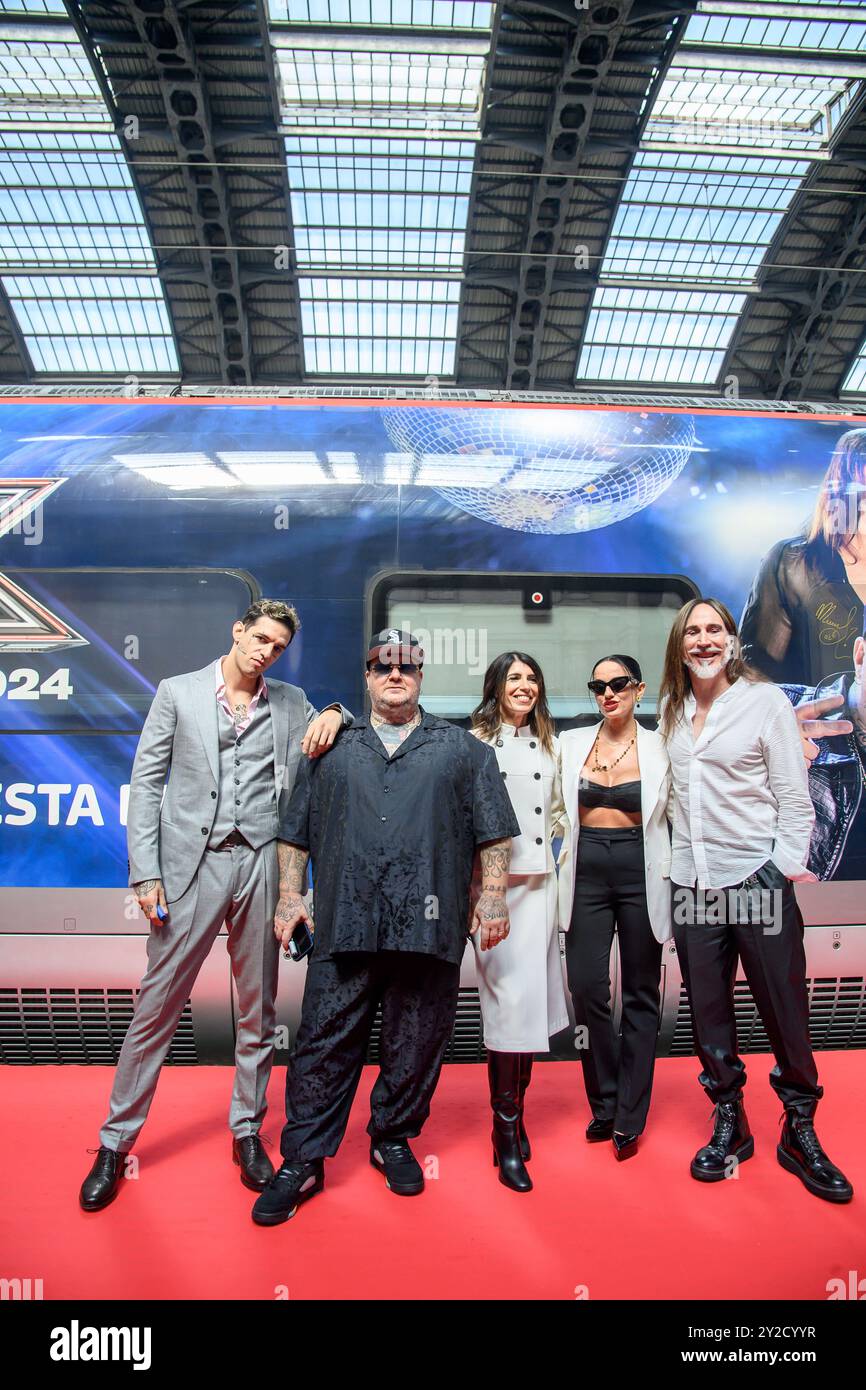 Milano, Milano. 10 settembre 2024. Achille Lauro, Jake la Furia, Giorgia, Paola Iezzi e Manuel Agnelli alla presentazione nuova livrea Frecciarossa X Factor 2024 presso la stazione centrale - Milano - Giovedì 05 settembre 2024 (foto Claudio Furlan/Lapresse) Achille Lauro, Jake la Furia, Giorgia, Paola Iezzi e Manuel Agnelli alla presentazione della nuova livrea Frecciarossa X Factor 2024 presso la stazione centrale di Milano - Lapamsse 2024 Foto Stock