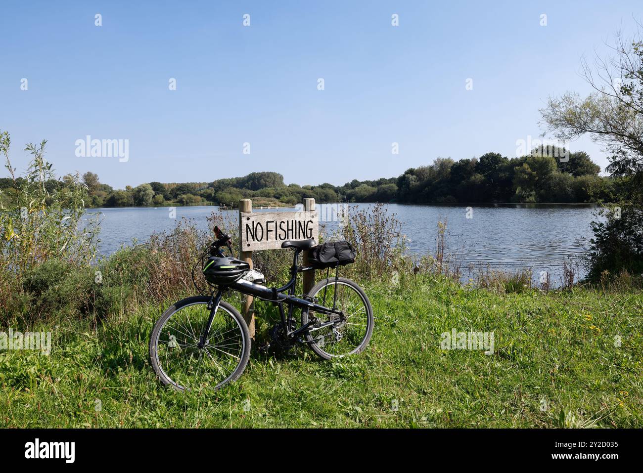 Uno dei numerosi laghi del Kingsbury Water Park nel Warwickshire. Ci sono molte piste ciclabili, ma non è possibile pescare. Foto Stock