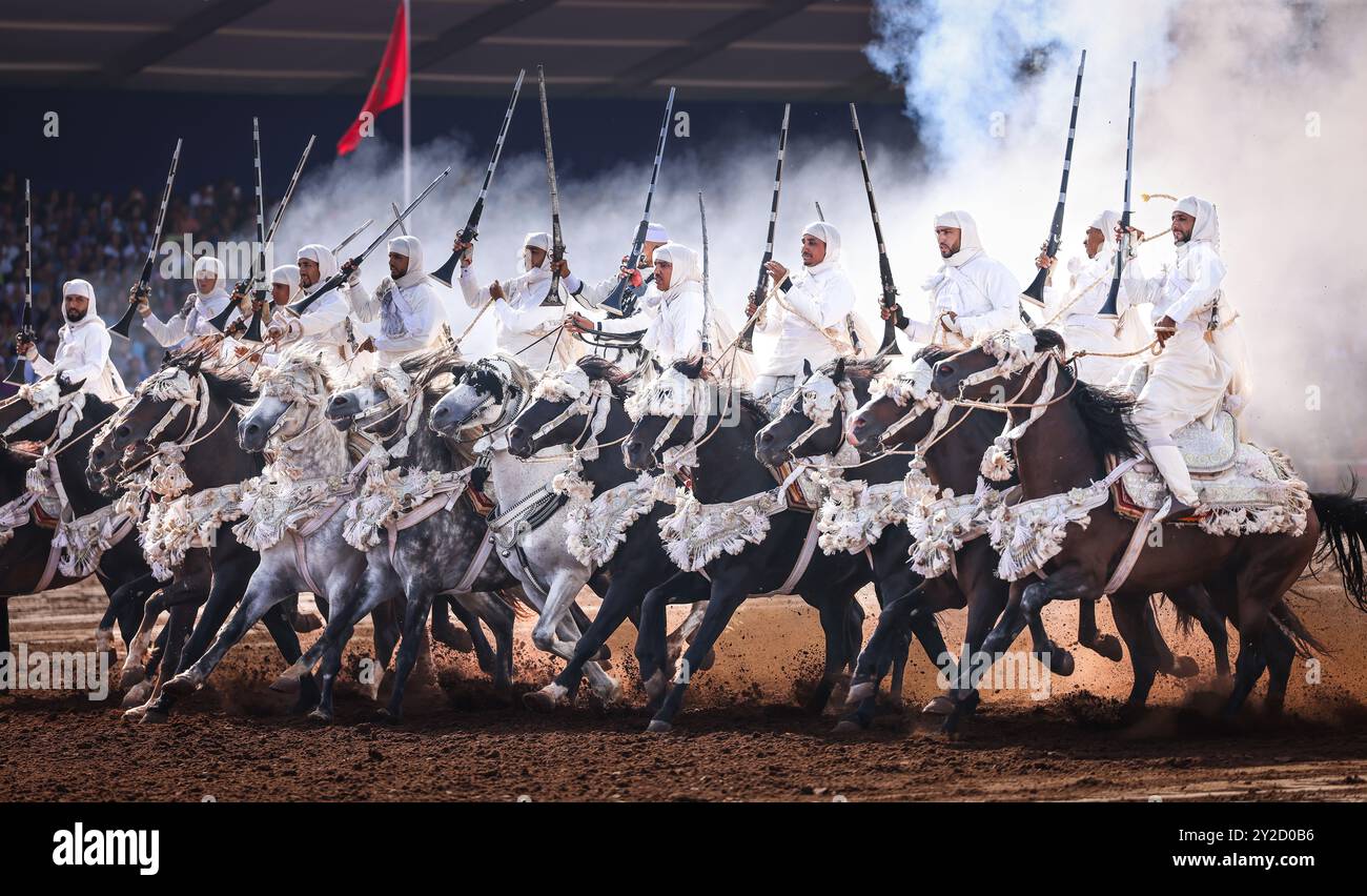 In Marocco, Fantasia risplende di colori vivaci e di splendide esposizioni. Cavalli maestosi e cavalieri valorosi, avvolti da abiti vivaci, si caricano in perfetta forma Foto Stock