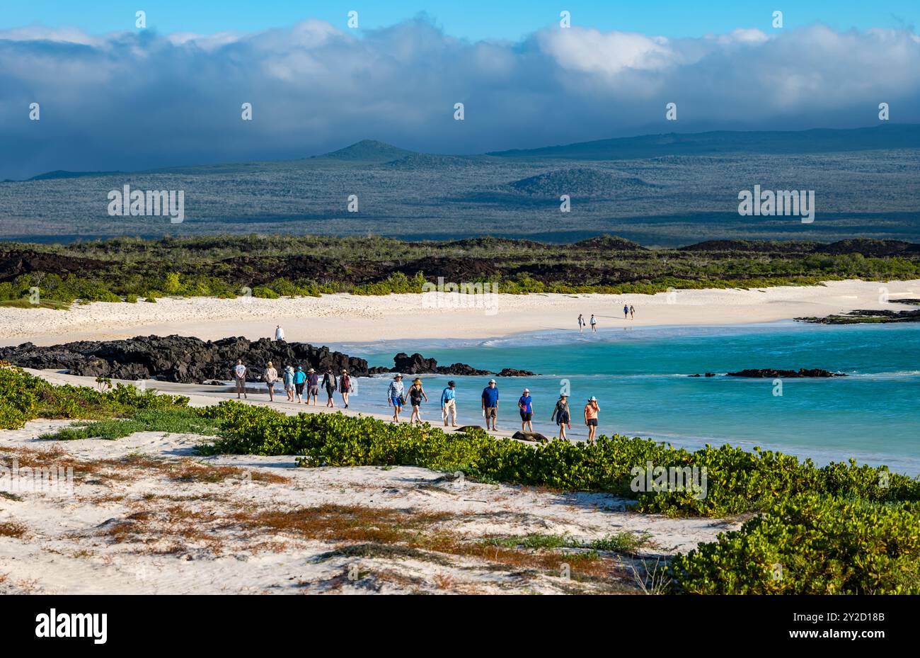 Turisti che camminano sulla spiaggia sabbiosa, l'isola di San Cristobal, le Galapagos Foto Stock