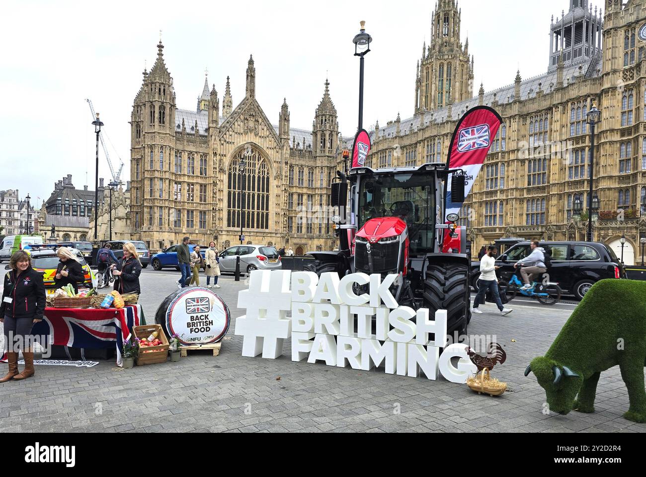 Londra, Regno Unito. 10 settembre 2024. I membri della National Farmers Union promuovono i prodotti agricoli britannici di fronte alle camere del Parlamento. Crediti: Uwe Deffner/Alamy Live News Foto Stock